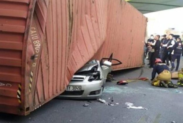 İstanbul’da kaza; Tır otomobilin üzerine devrildi